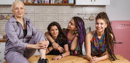 Los supermercados VkusVill retiran un anuncio de una pareja de lesbianas por ‘herir’ a sus clientes