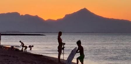 Unos niños jugando en la playa de Les Marines, en Alacant.