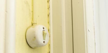 Desvelado el truco definitivo para apagar la luz de la habitación sin moverse de la cama