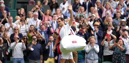 07 July 2021, United Kingdom, London: Swiss tennis player Roger Federer leaves after losing his men's singles quarter-final match against Polish Hubert Hurkacz on day nine of the 2021 Wimbledon Tennis Championships at The All England Lawn Tennis and Croquet Club. Photo: John Walton/PA Wire/dpa 07/07/2021 ONLY FOR USE IN SPAIN