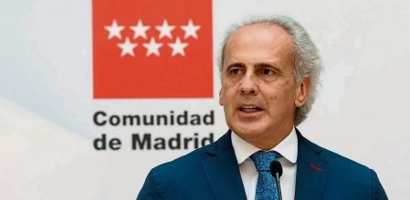 MADRID, 21/06/2021.- El consejero de Sanidad madrileño, Enrique Ruiz Escudero, da una rueda de prensa en el ámbito de la ceremonia de toma de posesión de los nuevos consejeros de la Comunidad de Madrid, este lunes, en la Real Casa de Correos. EFE/J.J. Guillén
