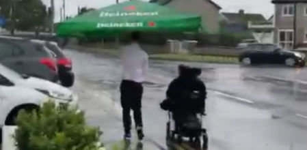 Emoción por el vídeo de un camarero protegiendo de un aguacero a un cliente en silla de ruedas
