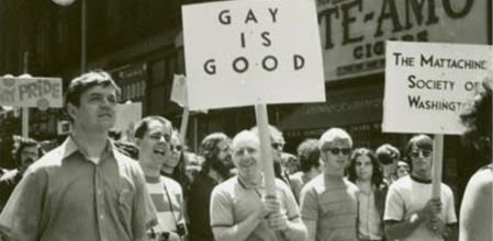 Frank Kameny portando el lema que él mismo creó: 