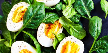 Una buena manera de consumir proteínas de origen animal es el huevo