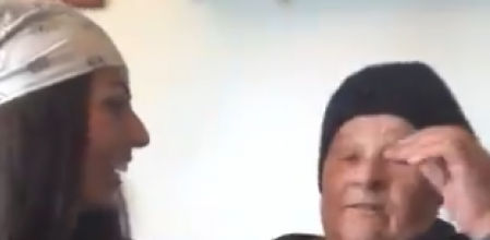 La divertida broma de una nieta a su abuela en un vídeo para solicitar una beca para la universidad