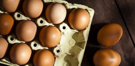 Caja de huevos sobre mesa de madera