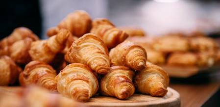 Cruasanes sobre tabla de madera