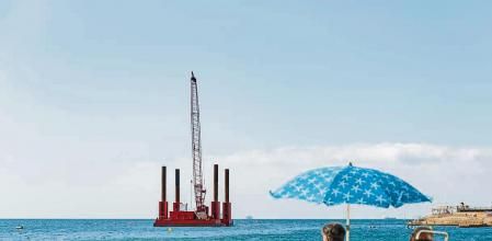 El primer tinent dl'alcalde, Jaume Collboni presenta les novetats del Port Olímpic. El Port Olimpic i el Zoo han iniciat un projecte de renaturalització del litroal. Instal·lació dels blocs de formigó naturalitzats que revestiran el dic de Recer i milloraran la seguretat del Port en cas de temporals. SHOOTING SERVEIS FOTOGRÀFICS. DANI RÍOS 09-07-21