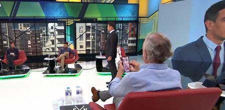 Eduardo Inda, pillado haciéndose un 'selfie' en pleno debate de 'La Sexta Noche'
