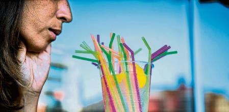 foto XAVIER CERVERA 02/07/2021 chica observa pensativa frente a un vaso d plastico con bebida y muchas pajitas, en verano imagenes de plasticos de un solo uso (apertura el sabado sociedad) .....grupo I, plasticos que deben desaparecer: cañitas, bastoncillo de oido, cuberteria de un solo us (cubierto y plato) ...grupo II..materiales que deben reducirse: vasos, recipiente de comida para llevar, bolsas de plastico grupo iii otra cosa son la botellas de bebidas