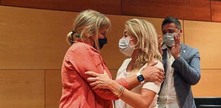 Pla mitjà de la ja exalcaldessa de Gavà i futura ministra de Transports, Raquel Sánchez, abraçada per l'alcaldable Gemma Badia, durant el ple municipal extraordinari de comiat, l'11-7-21 (Horitzontal).