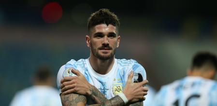 GOIANIA, BRAZIL - JULY 03: Rodrigo De Paul of Argentina celebrates after scoring the first goal of his team during a quarter-final match of Copa America Brazil 2021 between Argentina and Ecuador at Estadio Olimpico on July 03, 2021 in Goiania, Brazil. (Photo by Alexandre Schneider/Getty Images)