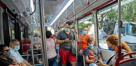 FOTO : MANÉ ESPINOSA. IMAGEN DE AMBIENTE Y LA MOVILIDAD EN EL BUS EL PRIMER DIA LABORAL DESPUÉS DE LAS VACACIONES. 31/08/2020
