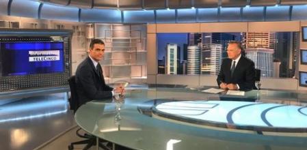 Pedro Sánchez, en una entrevista junto a Pedro Piqueras, en julio de 2019