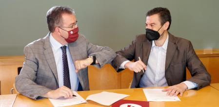 Andreu Ibarz, director general de la Fundación Blanquerna, y Francesc Castanyer, director de Junior Report, durante la firma del acuerdo.