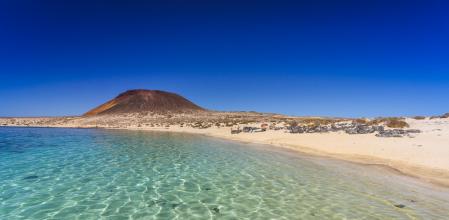 La playa de la Francesa tiene forma de herradura orientada hacia el sur
