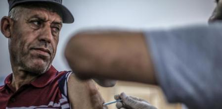 Gaza Strip (-), 12/07/2021.- A Palestinian man receives a dose of Russia's Sputnik Light COVID-19 vaccine at the mosque in the Khan Younis refugee camp in the southern Gaza Strip, 12 July 2021. A campaign set up by the Ministry of Health in Gaza, with the Ministry of Endowments and Internal Affairs aims to vaccinate worshipers in mosques. The campaign promotes social distancing at prayer time because the Islamic religion urges closeness and close ranks during prayer. (Rusia) EFE/EPA/MOHAMMED SABER