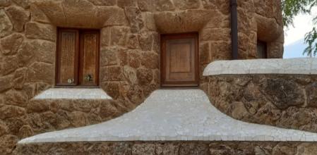 Pequeñas ventanas cuadradas del Park Güell.
