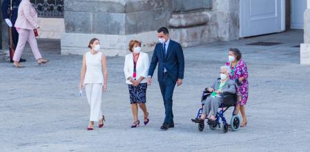 El presidente del Gobierno, Pedro Sánchez y la primera mujer en vacunarse contra el Covid-19 en España, Araceli (4i), a su llegada al acto de homenaje de Estado a las víctimas de la enfermedad por coronavirus y de reconocimiento al personal sanitario, en la plaza de la Armería del Palacio Real, a 15 de julio de 2021, en Madrid (España). El acto, organizado por segundo año consecutivo, se centra en esta ocasión en los trabajadores sanitarios fallecidos por la pandemia y también en las personas mayores, como 'pioneras' de la vacunación. Cuenta con la presencia de 700 invitados, entre los que se encuentran los familiares de 102 sanitarios fallecidos durante la pandemia. El Consejo de Ministros concedió a estos profesionales este martes la Gran Cruz del Mérito Civil y hoy reciben la distinción, a título póstumo, de manos del Rey