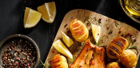 Salmón al horno con patatas sobre tabla de madera