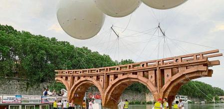 -FOTODELDIA- GRAF9284. ROMA (ITALIA), 13/07/2021.- Un nuevo puente cruza desde hoy el río Tíber de Roma, aunque solo por unos días. El artista Olivier Grossetête ha reconstruido en cartón el proyecto incumplido de Miguel Ángel y lo ha suspendido en el aire con globos, para sorpresa de los presentes. EFE/Toni Conde