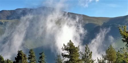 La niebla se alza sobre la fuente del hombre muerto.