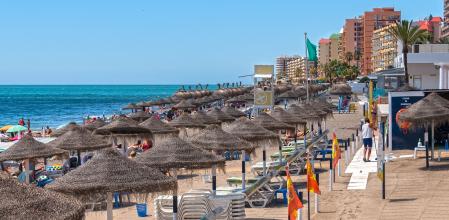 Paisaje de la playa de Fuengirola prácticamente sin bañistas.