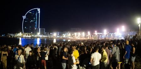 Desalojo por parte de la guardia urbana de grupos de persona haciendo botellon en la rambla del Born de Barcelona