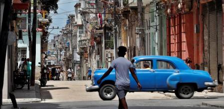-FOTODELDIA- AME2655. LA HABANA (CUBA), 15/07/2021.- Vista general de una tradicional calle en la habana vieja hoy, en La Habana (Cuba). La Isla se mantiene en una tensa calma con presencia policial en las calles, cuatro días después de que masivas protestas antigubernamentales sacudieran el país. Además, la mayoría de las redes sociales y plataformas de mensajería permanecen bloqueadas en el servicio de internet móvil de Cuba. EFE/ Ernesto Mastrascusa