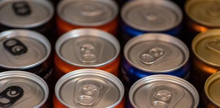 Latas de refrescos listos para consumir