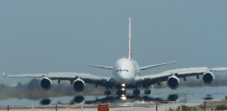 Espejismo en la pista del aeropuerto de Barcelona por el intenso calor.
