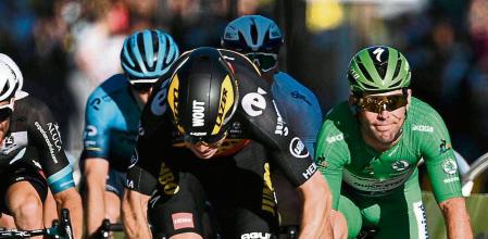 Stage winner Team Jumbo Visma's Wout van Aert of Belgium (C) crosses the finish line next to Team Deceuninck Quickstep's Mark Cavendish (R) of Great Britain wearing the best sprinter's green jersey at the end of the 21th and last stage of the 108th edition of the Tour de France cycling race, 108 km between Chatou and Paris Champs-Elysees, on July 18, 2021. (Photo by Anne-Christine POUJOULAT / AFP)