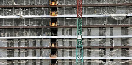 foto XAVIER CERVERA 20/05/2021 edificios en construccion (oficinas o viviendas) con obreros, paletas, en los aledaños de plaza glorias, barrio del poblenou, barcelona ;andamios, gruas, telas, pladurs,...
