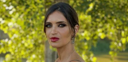 Sara Carbonero con su estilismo de invitada perfecta en la boda de su prima