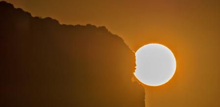 El sol se asoma entre la montaña visto desde el Castillo de Tavertet.