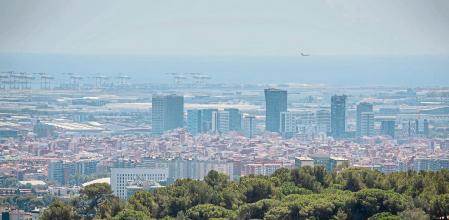 IMAGEN DEL LA ZONA ECONÓMICA DE L’HOSPITALET, AL FONDO LA ZONA DE CARGA Barcelona Europe South Terminal (BEST) Y EN PRIMER TERMINO ARBOLESD EL PARC DE L’ORENETA DE BARCELONA