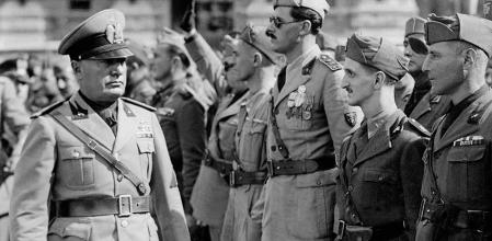 Mussolini ante unos veteranos de las campañas de Etiopía y España.