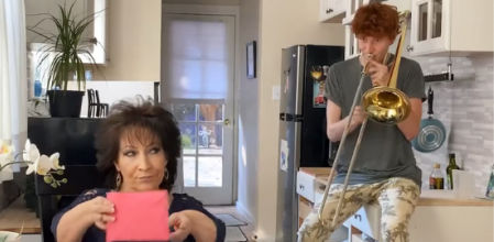 Un 'tiktoker' persigue a su madre con un trombón para ponerle banda sonora a su vida