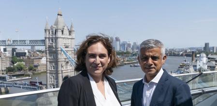 Aliança de Barcelona i Londres contra la gentrificació a les grans ciutats. Ada Colau i Sadiq Khan es reuneixen a la capital britànica i donen suport a una Declaració internacional de grans ciutats per demanar amb urgència als Estats més recursos i poder per lluitar contra la gentrificació, dotar les ciutats de més habitatge assequible i protegir els drets dels veïns davant increments abusius del preu del lloguer