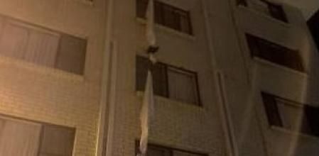 Detenido por intentar escapar de un hotel donde cumplía cuarentena atando sábanas por la ventana