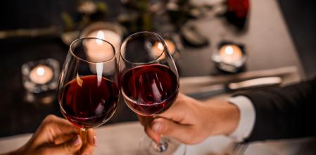 Una pareja cena en un restaurante