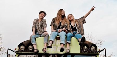 Tres chicas descubren que tienen el mismo novio a la vez, lo dejan y se van de viaje juntas