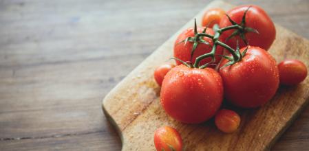 Tomates sobre tabla de madera