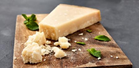 Queso parmesano sobre tabla de madera