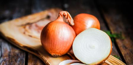 Cebolla cortada sobre tabla de madera