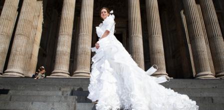Crean un vestido de novia hecho de 1.500 mascarillas quirúrgicas recicladas