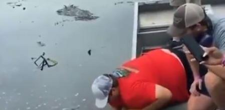 El momento en el que el hombre saca la cerveza