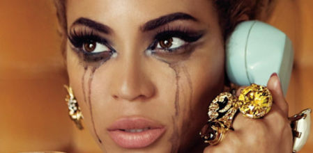 10 productos waterproof con los que conservar el maquillaje (y la dignidad) en la piscina y la playa