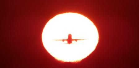 Amanecer en plena ola de calor visto desde la playa de Gavà.