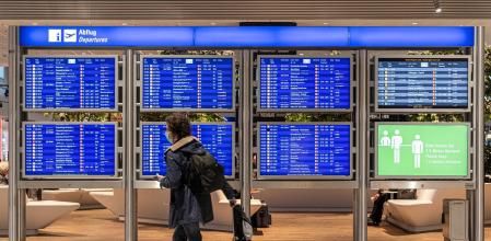 Un hombre busca la puerta de embarcación de su vuelo